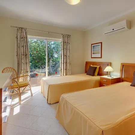 Sleeps 6 Pool Air Con Wifi * Patroves