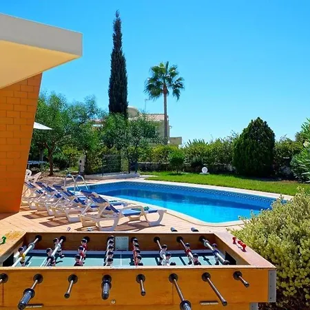 Sleeps 6 Pool Air Con Wifi * Patroves