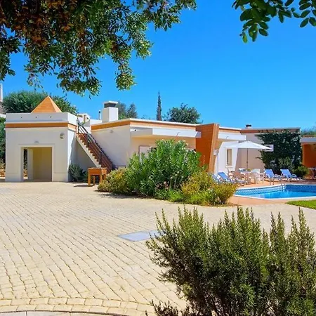 Sleeps 6 Pool Air Con Wifi * Patroves